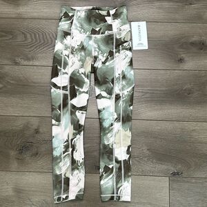 Athleta Ultimate‎ Stash Il Capri Painted Energy Olive Size XXS
